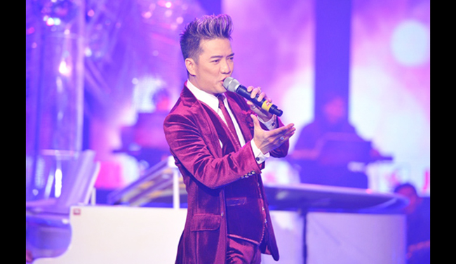 Tối ngày 2/11, anh trở lại sân khấu Tiếng hát truyền hình 2012 sau 14 năm. Khi anh đang hát, Thanh Lam đã đứng lên rời vị trí giám khảo.